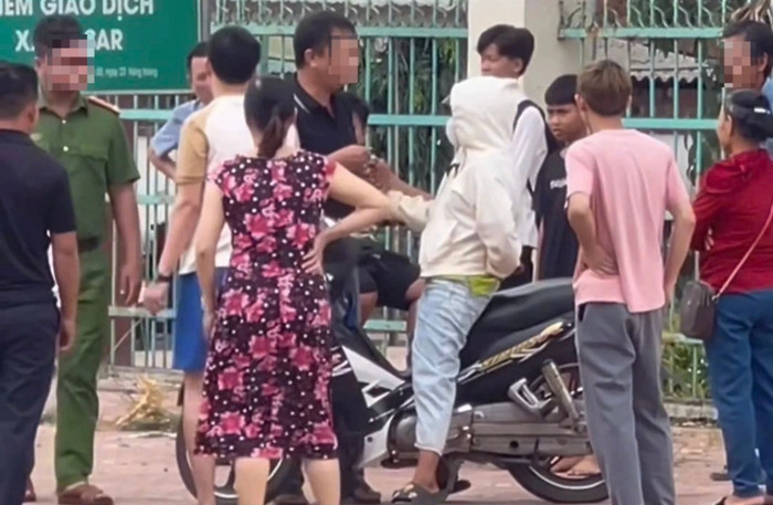 Cô thừa nhận mình 17 tuổi, sinh sống tại xã Ea Đar và khai rằng do không có tiền tiêu xài nên đã thực hiện hành vi cướp giật.