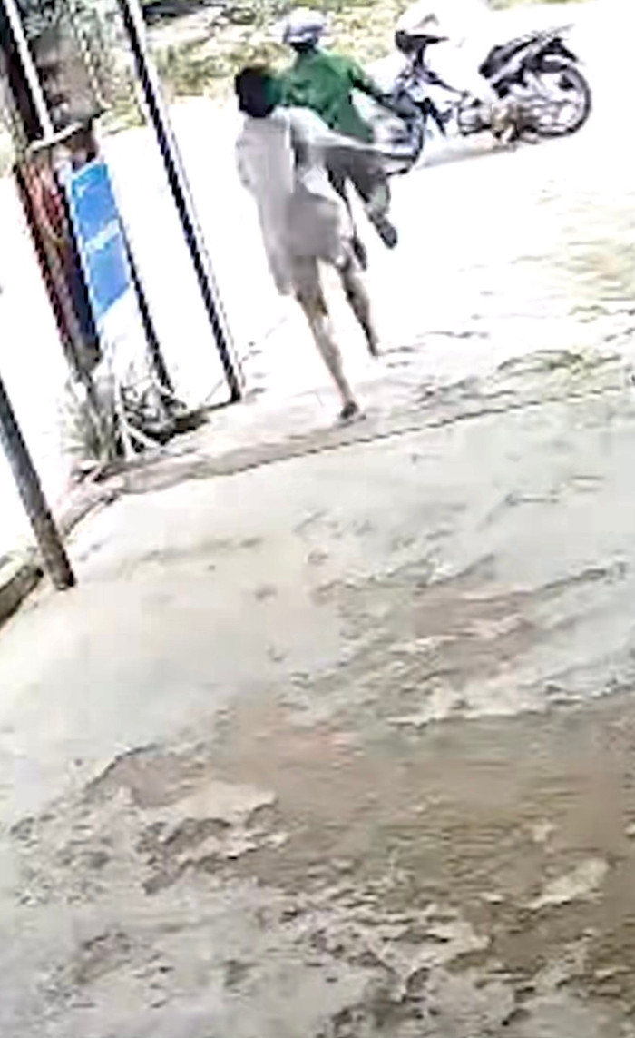 Khoảnh khắc chủ tiệm cùng người dân vây bắt cô gái cướp điện thoại.