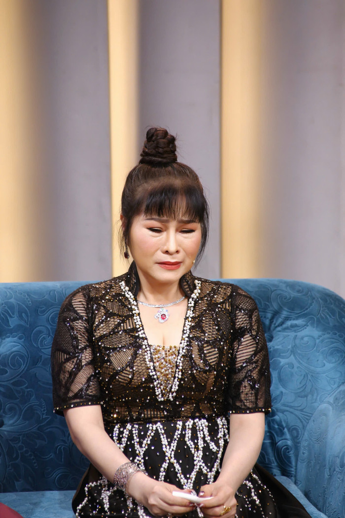 Trong quá khứ nghệ sĩ Phượng Hiếu - vợ nghệ sĩ Vương Hiền từng đứng ra vay hộ một khoản tiền lớn và bị 'bùng'.