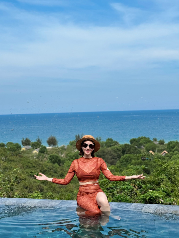 Dù đang trong thời gian bầu bí, Hương Giang vẫn chăm chỉ đóng phim và dành thời gian để du lịch cùng bạn trai.