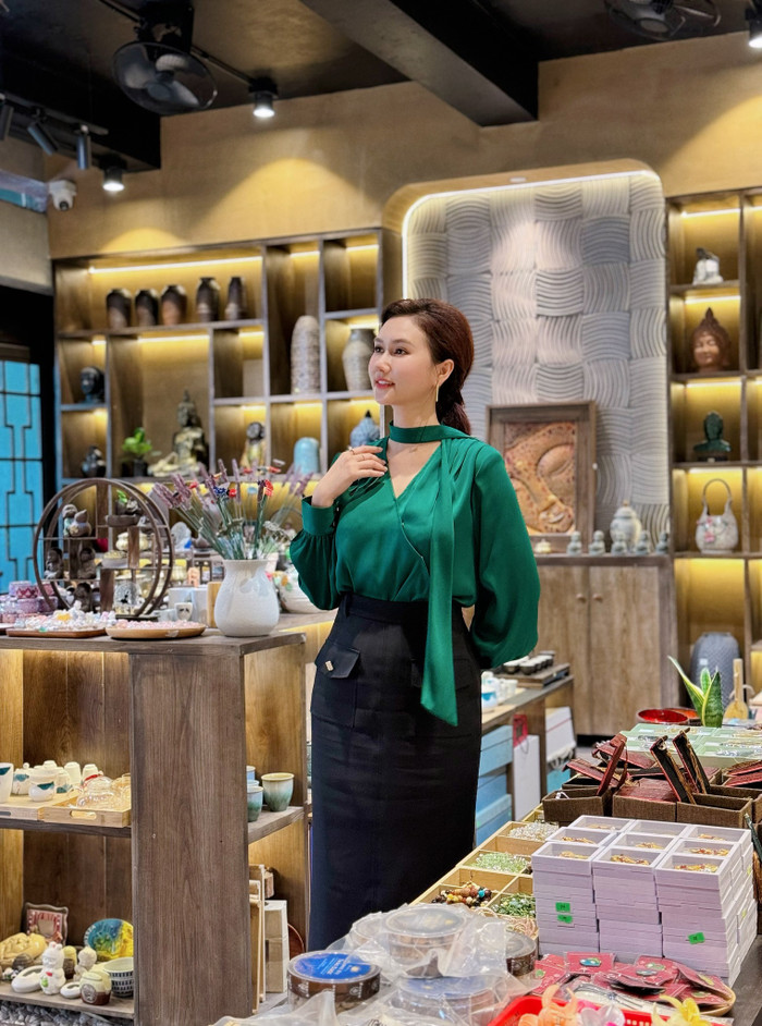 Ở tuổi 35, Hương Giang sở hữu nhan sắc xinh đẹp cùng thần thái rạng rỡ.&nbsp;