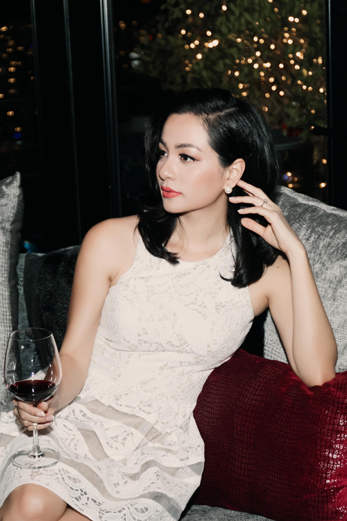 Nhờ vẻ đẹp nóng bỏng, cựu siêu mẫu dễ dàng 'làm mưa làm gió' trong làng thời trang Việt. 