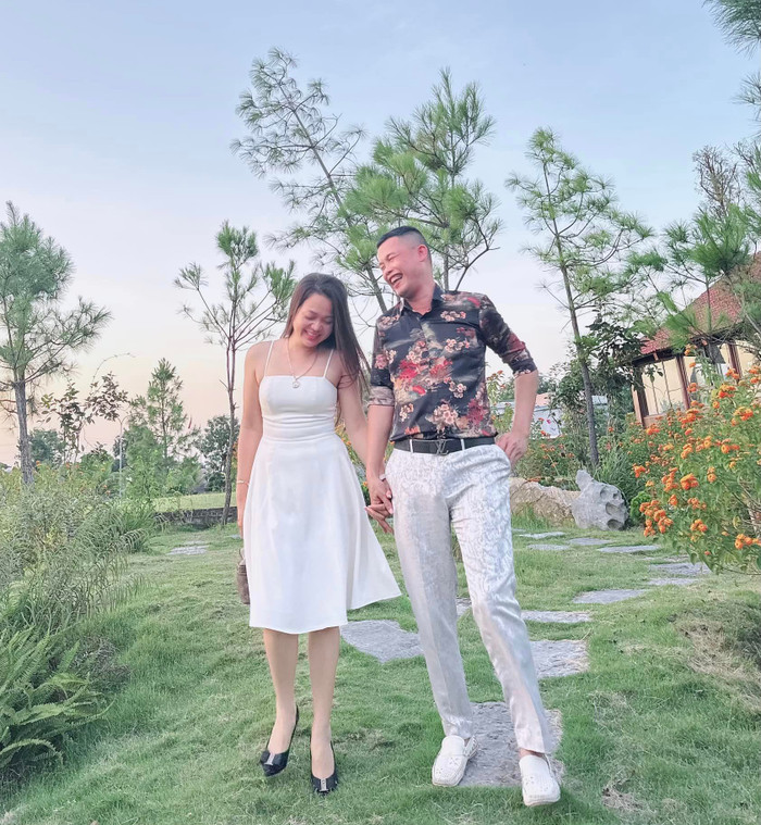 Hiệp Gà và bạn gái không đặt nặng chuyện tổ chức đám cưới. Hiện cả hai đã dọn về sống chung. 