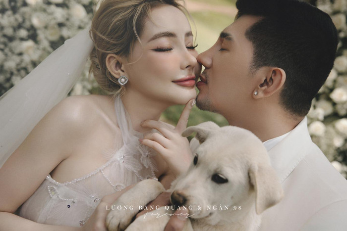 Showbiz 27/8: Lương Bằng Quang và Ngân 98 thoải mái thể hiện hành động tình tứ khi chụp ảnh cưới. Ảnh: FBNV