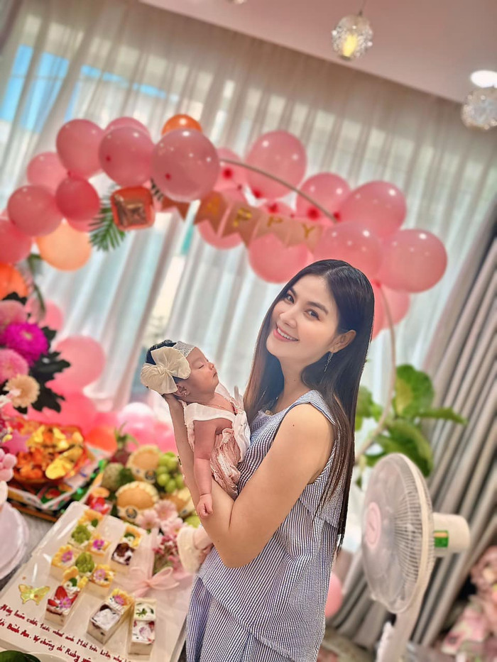 Nữ diễn viên khoe ảnh rõ mặt con gái đầu lòng khi nhóc tỳ tròn 1 tháng tuổi.