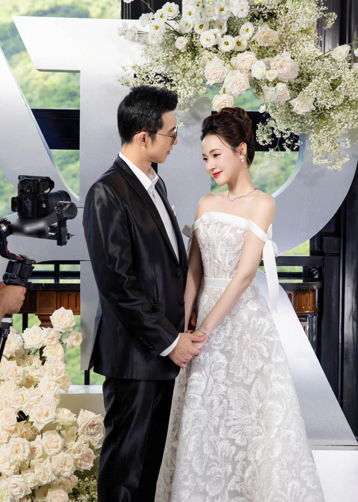 Midu khoe khoảnh khắc nắm tay chồng, sánh đôi tham dự một sự kiện thời trang. 