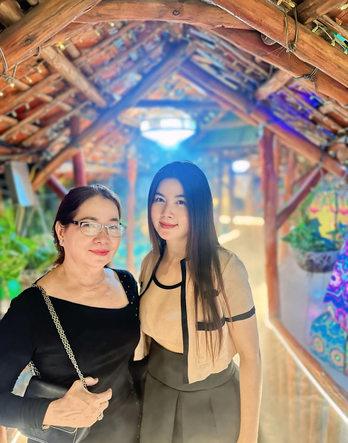 Mẹ ruột Kha Ly đi cùng con gái trong chuyến ra Hà Nội lần này. 