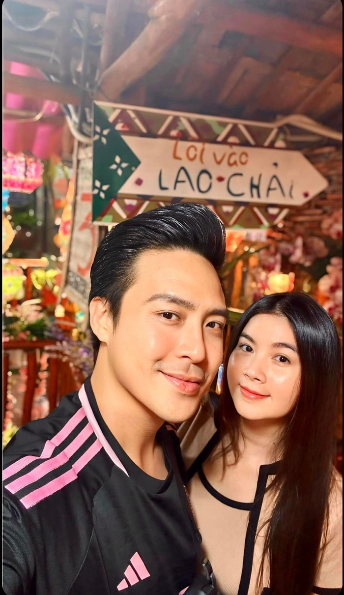 Kha Ly và chồng ra Hà Nội quay, tranh thủ thời gian rảnh khám phá phố cổ.