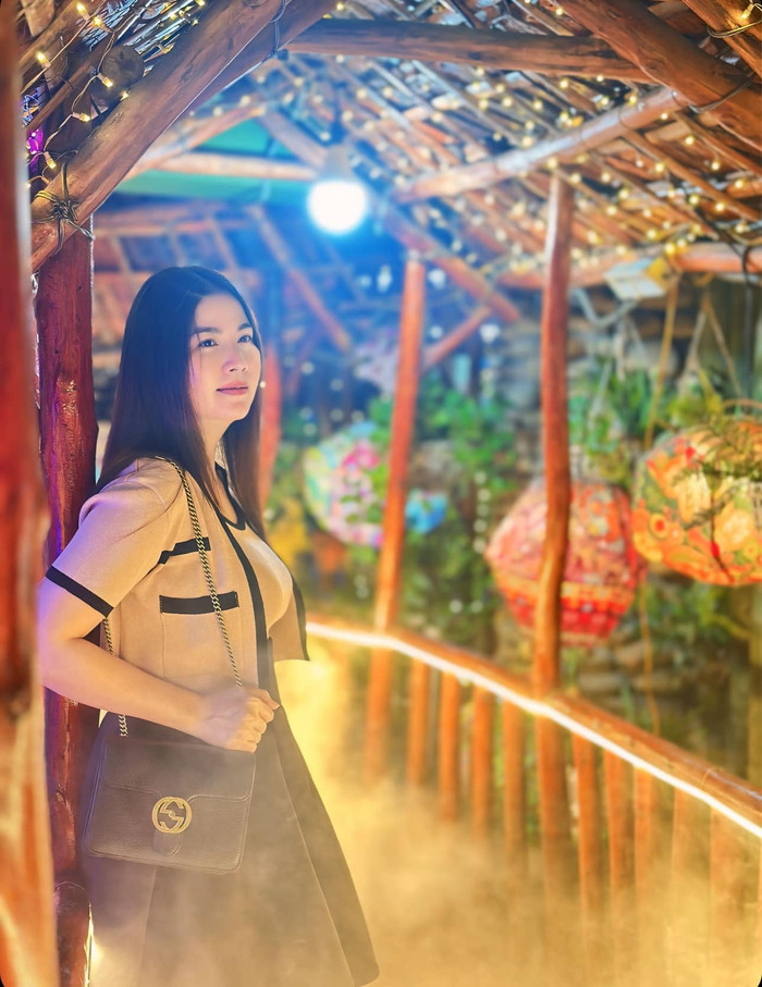 Sau 1 tháng sinh con, nữ diễn viên tuy chưa về lại dáng thon thả như trước nhưng vẫn được khen ngợi vì nhan sắc xinh đẹp, mặn mà. 