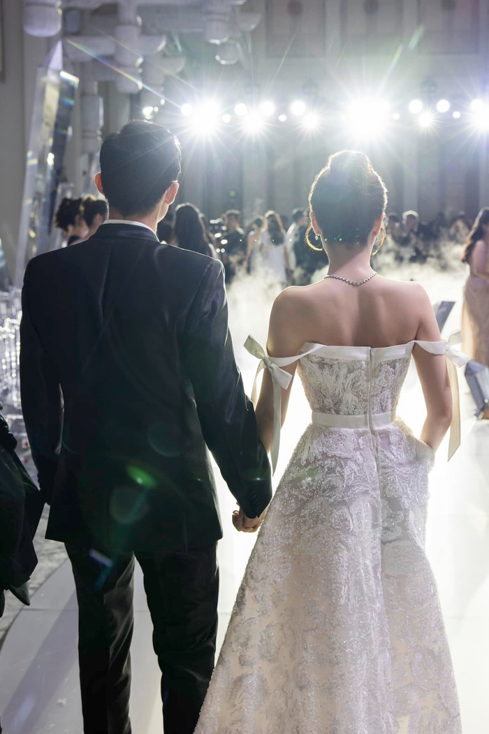 Sánh đôi bên chồng thiếu gia, Midu hài hước đính chính đây không phải ảnh cưới.