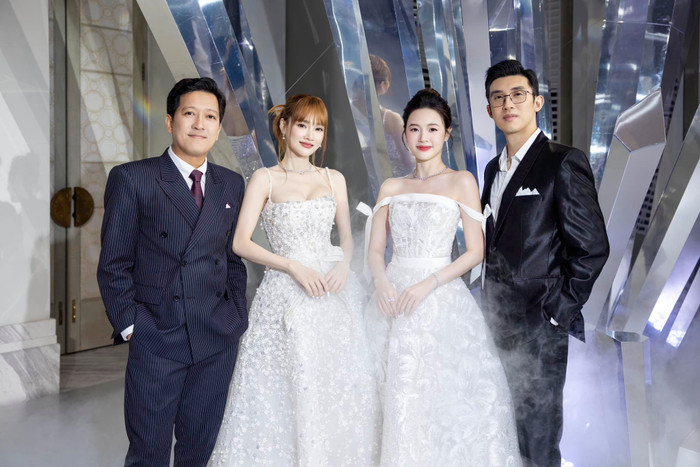 Vợ chồng Midu chụp ảnh cùng Nhã Phương và Trường Giang. 