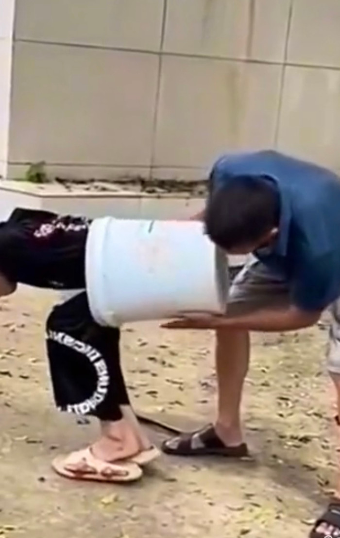 Sau một hồi vật lộn và kiên trì, cuối cùng, chiếc thùng cũng chịu nhường đường, được gỡ ra khỏi chiếc mông của đứa trẻ. 