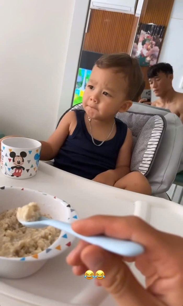 Thủ môn Bùi Tiến Dũng phụ chăm con khi vợ đến Đà Nẵng trình diễn thời trang.