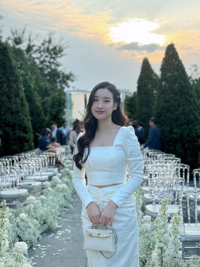 Hoa hậu Đỗ Mỹ Linh sống sang chảnh hậu kết hôn, thường xuyên mang túi xách hàng hiệu.