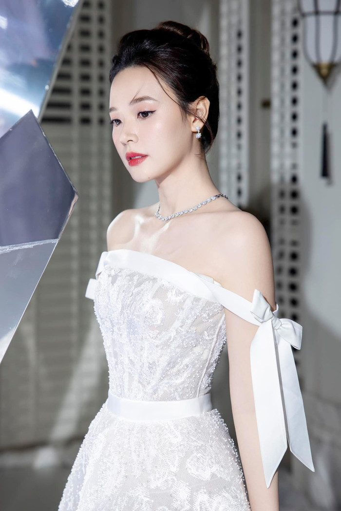 Xuất hiện tại một sự kiện thời trang, Midu nhận được nhiều lời ngợi khen với giao diện tựa 'thần tiên tỷ tỷ'. Nàng hotgirl diện mẫu váy trễ nải, để lộ vai trần nuột nà cùng phần xương quai xanh sắc nét, quyến rũ. Không những vậy, thiết kế này còn siết chặt, để lộ vòng eo nhỏ xíu của Midu, ngầm phủ nhận tin đồn cô mang thai con đầu lòng sau gần 2 tháng kết hôn.