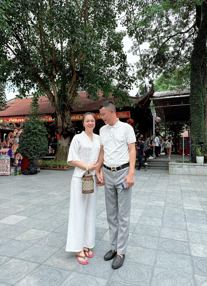 Sau khi công khai chuyện hẹn hò, cả hai không ngần ngại chia sẻ những hình ảnh thân mật lên mạng xã hội.