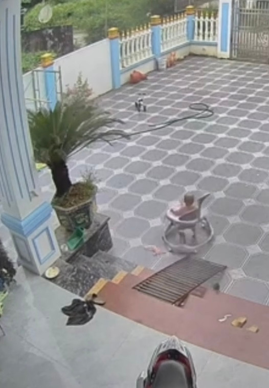 Đoạn video đã nhanh chóng thu hút gần 1 triệu lượt xem cùng với nhiều ý kiến bình luận từ cộng đồng mạng.