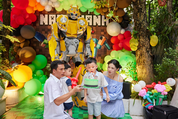 Vợ chồng Á hậu Thanh Tú mới tổ chức tiệc sinh nhật 5 tuổi cho con trai Nam Khánh. Ảnh: FBNV