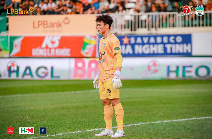 Thủ môn Bùi Tiến Dũng sắp đối đầu HAGL. Ảnh: CLB HAGL