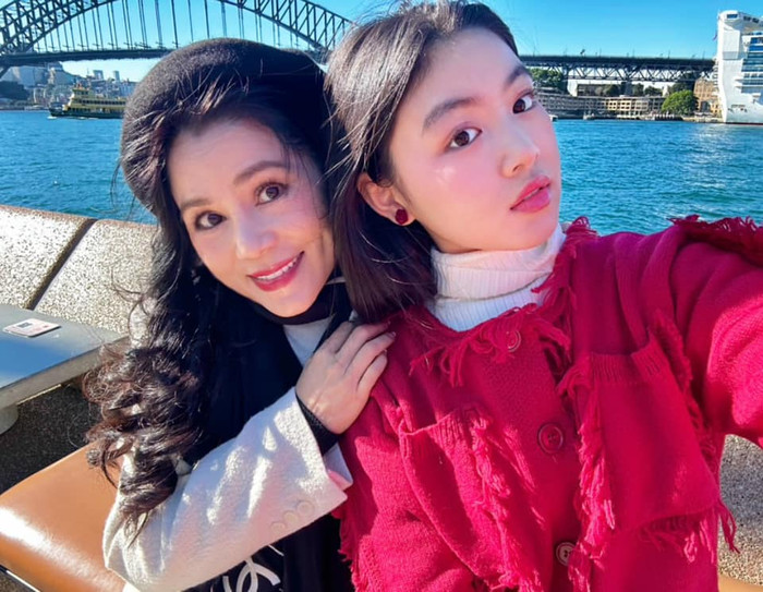 Con gái Quyền Linh cho biết sẽ không lấy chồng sớm, muốn dành nhiều thời gian báo hiếu cho cha mẹ. 