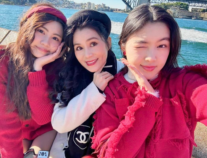 2 con gái Quyền Linh được nhiều người khen ngợi nhan sắc xinh đẹp, hiếu thảo, ngoan ngoãn. 