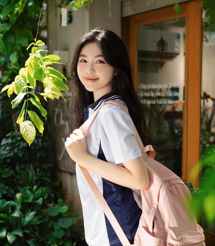 Ở tuổi 18, Mai Thảo Linh - con gái Quyền Linh sở hữu nhan sắc trong trẻo, ngọt ngào.