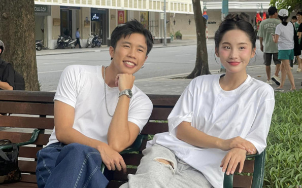 Cặp đôi Chải - Pu phim 'Đi giữa trời rực rỡ' xúng xính mặc đồ đôi Ảnh 2