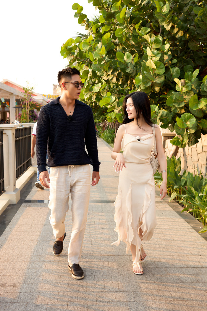 Không khí lãng mạn trên du thuyền khiến Michael Trương và Lee Rayeon thoải mái chia sẻ nhiều hơn