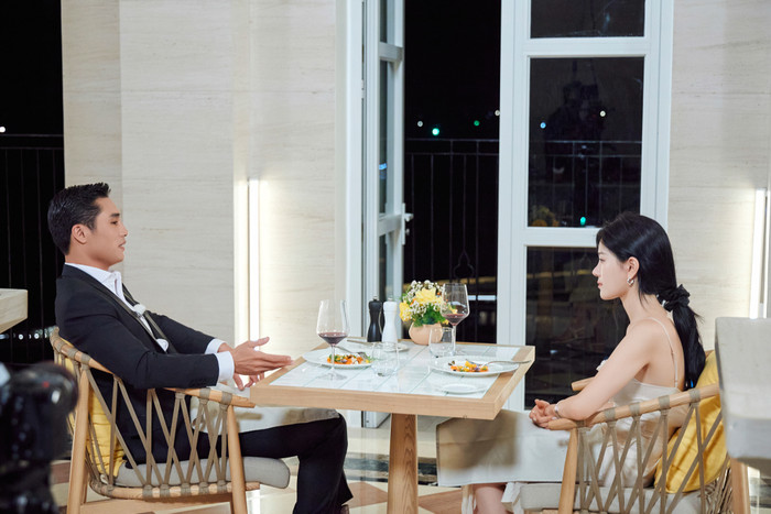 Lee Rayeon bất ngờ khi bản thân vô tình khai thác ra một khía cạnh điềm đạm, trưởng thành của Mạnh Kiên, khác xa hình ảnh hài hước, thân thiện của anh chàng tại nhà chung