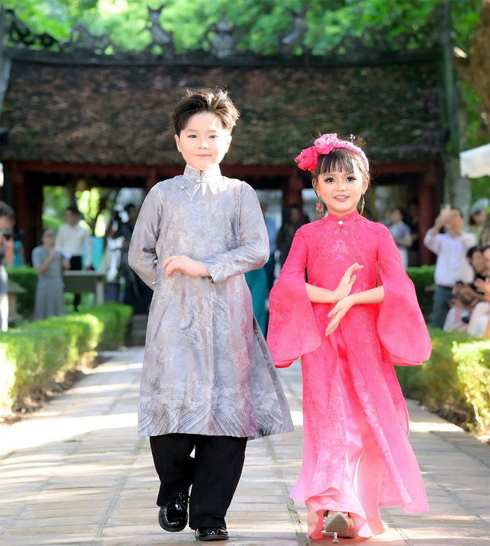 Cherry An Nhiên - 'con gái' của Quỳnh Kool trong Chúng ta của 8 năm sau trình diễn thời trang cùng Gia Nghĩa - diễn viên nhí Gia đình mình vui bất thình lình.