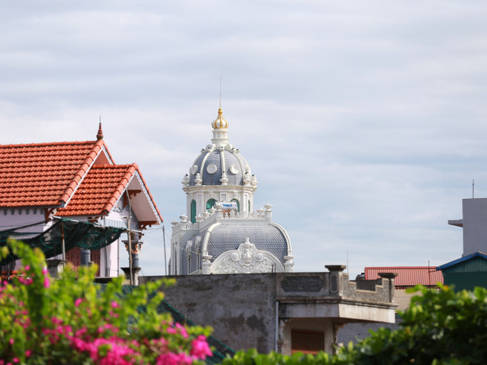 Cách TP Nam Định (tỉnh Nam Định) khoảng 20km, xã Hải Minh (huyện Hải Hậu) nổi tiếng là làng nghề gỗ mỹ nghệ với nhiều đại gia trong làng. Hơn 10 năm nay, nơi đây còn nổi tiếng với những tòa lâu đài, dinh thự hàng chục tỷ đồng.