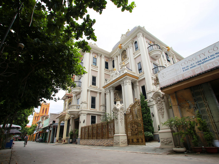 Men theo con đường vào ngôi làng tỷ phú ở xã Hải Minh, Nam Định, cứ đi khoảng 100 - 200 mét sẽ có một tòa lâu đài hay dinh thự nguy nga.