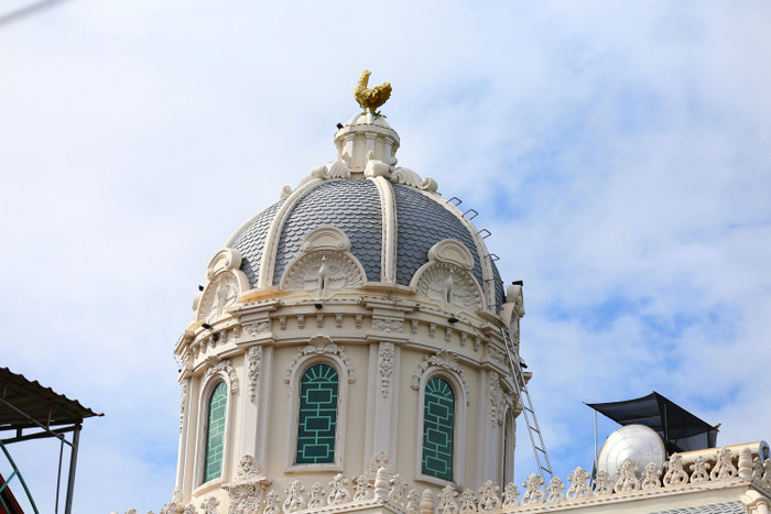 Mái của các dinh thự nơi đây được thiết kế theo phong cách lâu đài cổ châu Âu. Các chi tiết được chạm trổ tinh tế, kỹ lưỡng.