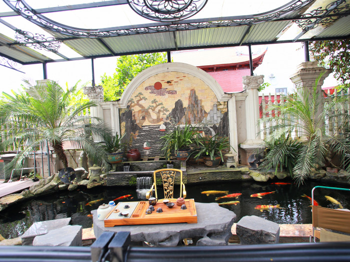 Khu vực bàn uống trà của một tòa lâu đài ở làng tỷ phú. Không chỉ có những tiểu cảnh được trang trí tỉ mỉ, chủ nhà còn đầu tư một hồ cá Koi đẹp mắt và đắt đỏ