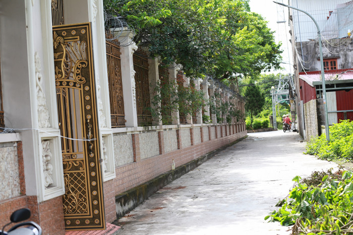 Bức tường kiên cố, hoạ tiết tinh xảo và đẹp mắt của căn dinh thự