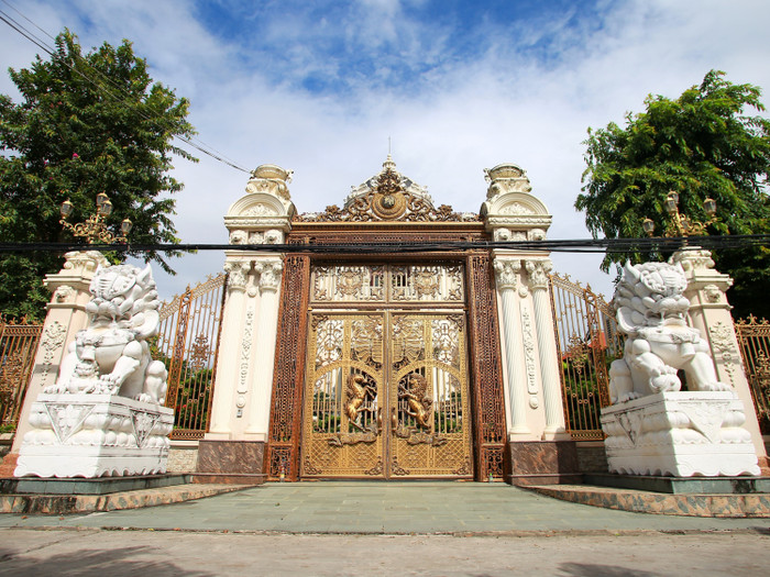 Một trong những tòa lâu đài nổi bật nhất tại làng tỷ phú này phải kể đến tòa lâu đài Lan Khoa Khuê. Theo người dân trong làng, ông Khuê hoạt động trong lĩnh vực kinh doanh khoáng sản, tàu biển.