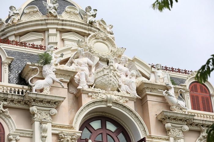 Các hoạ tiết trang trí tại lâu đài Lan Khoa Khuê đậm chất quý tộc.