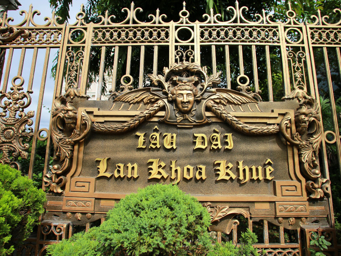 Tòa lâu đài Lan Khoa Khuê (hay được gọi tắt là lâu đài Lan Khuê) là của vợ chồng ông bà Nguyễn Văn Khuê (SN 1958) và Nguyễn Thị Lan (SN 1961). Tòa lâu đài được xây dựng khoảng 10 năm về trước với kinh phí hơn 50 tỷ đồng.