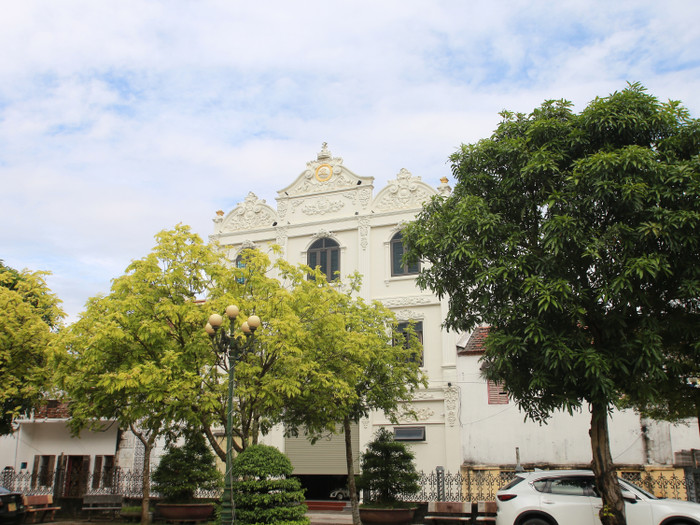 Theo người dân địa phương tại Nam Định, những công trình lâu đài tráng lệ trị giá hàng chục tỉ nơi đây đều phải mất nhiều năm xây dựng mới hoàn thiện