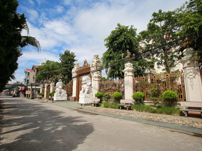 Lâu đài Lan Khuê được người dân nơi đây ví von là 'bạch ngọc', tức là viên ngọc màu trắng của xã. Ngoài cổng là hai bức tượng sư tử cỡ lớn, hàng rào được làm bằng nhôm hợp kim mạ đồng. Ông Khuê từng tiết lộ với những người đến tham quan, dinh thự được xây dựng hơn 9 năm với kinh phí hơn 50 tỷ đồng.