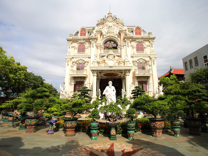 Khuôn viên bên trong lâu đài Lan Khoa Khuê có nhiều chậu cây cảnh xếp thành hình vòng cung khá độc đáo.