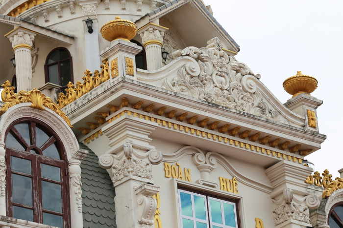 Một biệt thự khác cũng khá nổi tiếng trong vùng, chính là biệt thự Đoàn Huê. Toà lâu đài được son sơn thếp vàng cực đẹp mắt. Để thực hiện công đoạn này, chủ nhà cũng phải bỏ ra số tiền khá lớn.