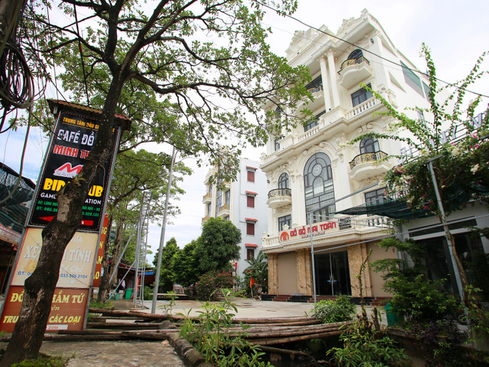 Một biệt thự khác với tông màu trắng kem đẹp mắt.