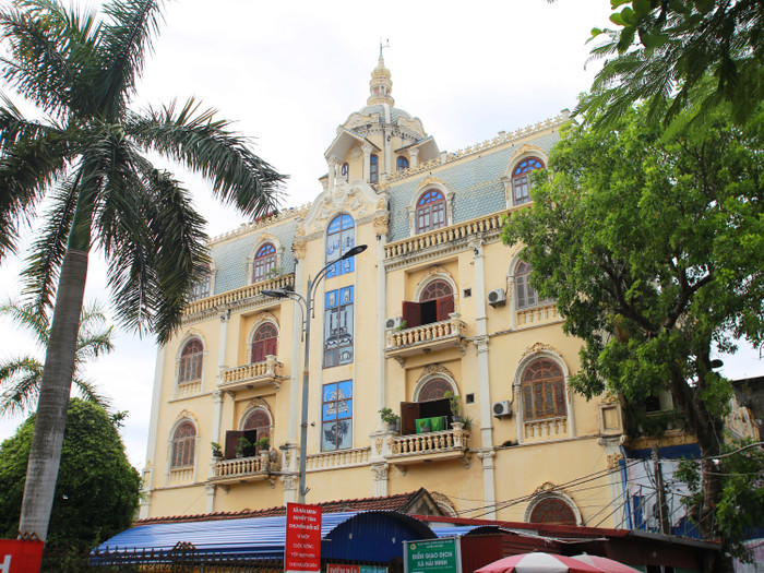 Lâu đài 4 tầng sơn màu vàng thuộc sở hữu của một tỷ phú chuyên buôn đồ cổ.