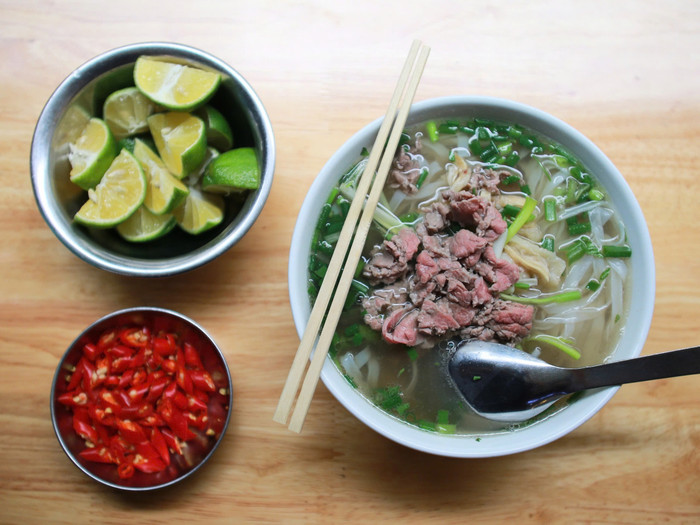 Bát đựng 'phở treo' được phía chị Cát Lệ đặt riêng, to hơn, được cho nhiều thịt và phở hơn...