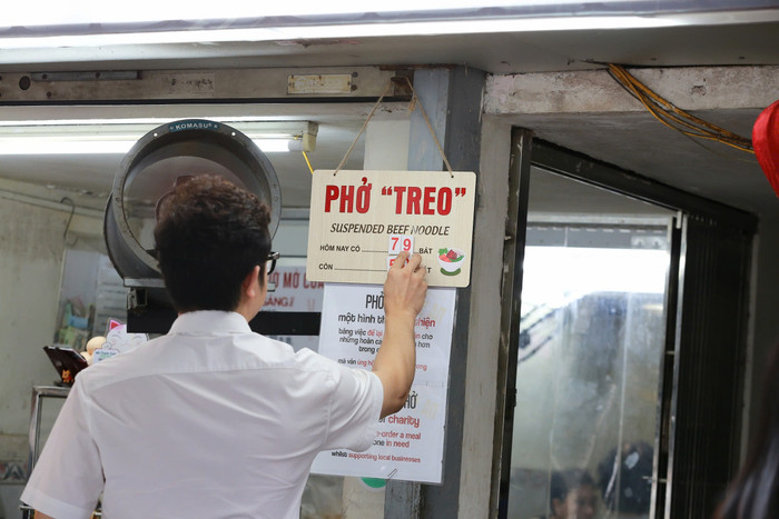 Khách đến ăn trả thêm tiền một hay nhiều suất rồi gửi lại quán. Quán sẽ có nhiệm vụ để dành những suất 'phở treo' cho những hoàn cảnh khó khăn