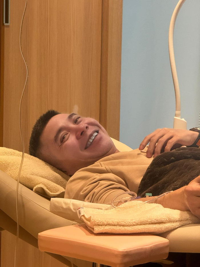 Trên mạng xã hội, vợ NSND Công Lý thường xuyên cập nhật hành trình điều trị bệnh tật của chồng.