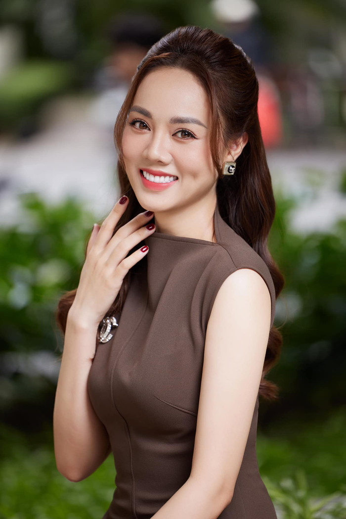 Ở tuổi 36, vợ NSND Công Lý sở hữu nhan sắc trẻ trung cùng gu thời trang sành điệu. 