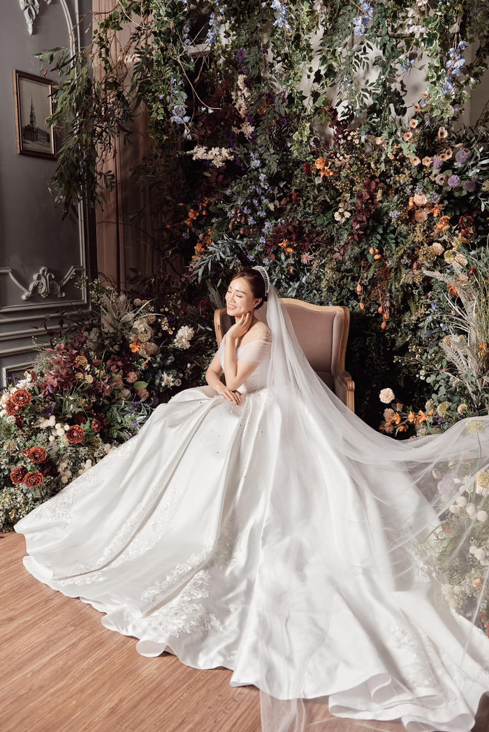 Ngọc Hà - vợ NSND Công Lý khoe góc nghiêng xinh đẹp khi diện váy cưới. 