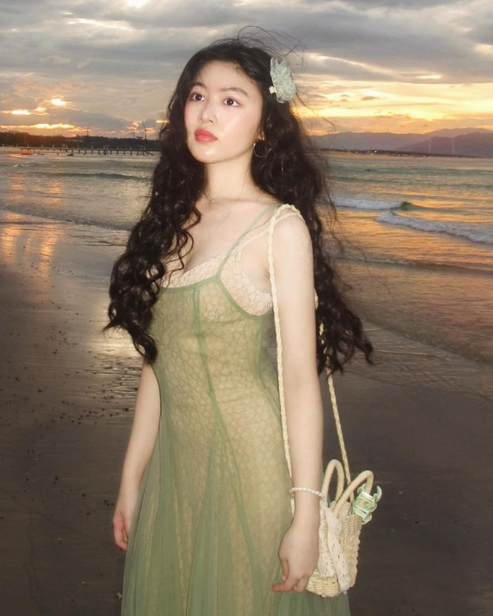 Con gái Quyền Linh thường ưu tiên diện các thiết kế có chất liệu ren, đây cũng chính là điểm nhấn trong phong cách thời trang mới của cô bé. Chất liệu này vừa mang lại vẻ mềm mại, nữ tính, vừa giúp cong gái Quyền Linh tự tin khoe khéo những đường nét đẹp của cơ thể một cách đầy tinh tế và duyên dáng.